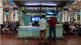 英國公投脫歐時刻，圖為倫敦一處車站的英鎊歐元匯兌_中央社
