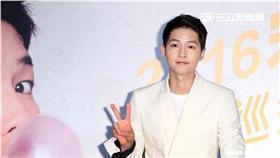 太陽的後裔宋仲基2016亞洲巡迴粉絲見面會-台北站，嘗試台灣美食，珍珠奶茶為最愛。（記者邱榮吉/攝影）