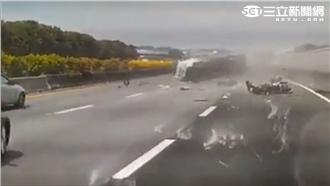 驚險！貨車國道連翻八圈　重機全摔爛