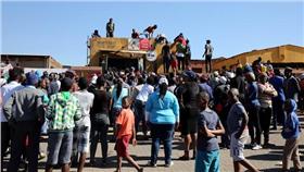 外交部今天（24日）表示，南非首都普利托利亞（Pretoria）周邊地區自6月18日起發生大規模民眾暴力抗議事件，目前暴動仍持續擴大進行，提醒欲前往的民眾注意自身安全。（路透社）