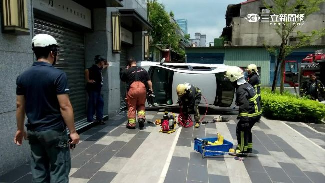 婦忘打P檔就下車　慘撞店家賠高額金