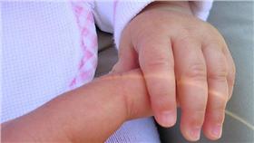 ▲女童遭封口機斷3指，示意圖。（圖／攝影者Stefano Mortellaro, Flickr CC License）

https://www.flickr.com/photos/fazen/12294670/in/photolist-261M5-aajCLS-bwkSQY-7gjhfs-pAn9bV-5nJyGQ-3Lgrw2-8yCwWk-qxdQw-pA2ynK-6g9Tm3-nt5Xs-4q84AM-bQ5Gdk-4RLLET-4RQWwU-74qg3r-hMnbZ-gLj1-inZ2C9-7RjCRN-5LxiBL-6UKUtM-4qc9FU-4tQLGF-6UPXNh-j6Gqrr-7ww5rT-7nFvhe-oH3MPG-bmZ5X-4tUNTb-gd7Po-bNdWJc-5q22KP-oYvrm-j4bVLu-5xboDG-6rFyjP-7ozfcC-auRGvW-4WttY6-4Krk3Q-4Hk2p6-d8UPqJ-y4Jsu-CQuAd-8gPLMY-4q855r-FRXFG