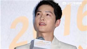 太陽的後裔宋仲基2016亞洲巡迴粉絲見面會-台北站，嘗試台灣美食，珍珠奶茶為最愛。（記者邱榮吉/攝影）
