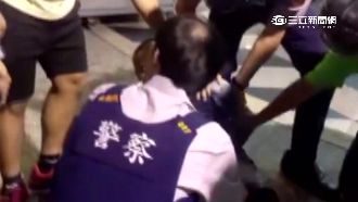 影／男舞柴刀當街咆哮　3警霸氣制伏