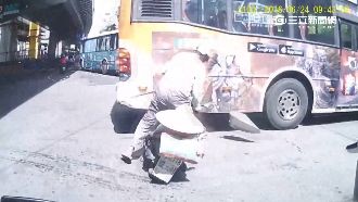 影／公車疑搶快闖燈　擦撞機車險釀禍