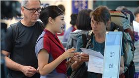 TD
華航罷工 外籍旅客退票心慌慌
華航空服罷工雖落幕，但25日仍將取消56班，逾1萬名
旅客受影響，有不少外籍旅客非常焦慮，自行購買另外
一家航空公司機票後，再詢問如何退掉華航機票。
中央社記者邱俊欽桃園機場攝 105年6月25日