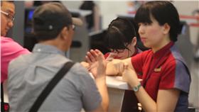 TD
華航地勤耐心說明
華航空服罷工雖落幕，但25日仍將取消56班，逾1萬名
旅客受影響。圖為上午松山機場華航報到櫃檯地勤人員
向受影響的旅客耐心說明。
中央社記者徐肇昌攝 105年6月25日