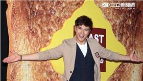 優質暖男謝佳見擔任一日店長，推薦南洋星品美食。（記者邱榮吉/攝影）