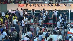 TD
華航罷工效應未解　桃機午後依舊排長龍
華航勞資協商達初步共識後，桃園空服員職業工會24日
宣布保證27日後恢復提供勤務。華航25日也宣布班機陸
續起飛，但桃機華航櫃台依舊人潮滿滿，截至下午4時
未能紓解，旅客無奈表示「不等能又怎麼樣」。
中央社記者邱俊欽桃園機場攝　105年6月25日