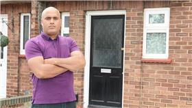 英送貨員遭獵犬咬傷下體／翻攝自鏡報