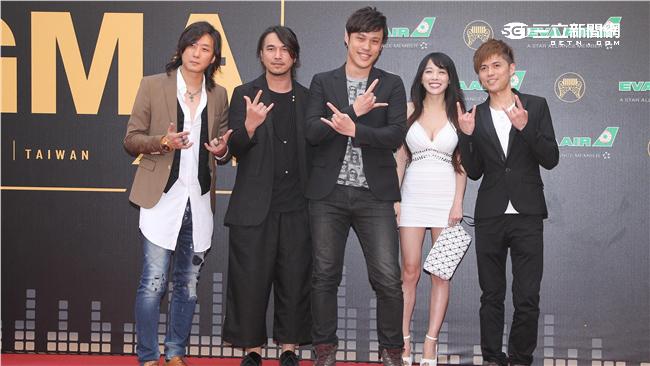 《小幸運》作曲人牽巨乳妹走紅毯