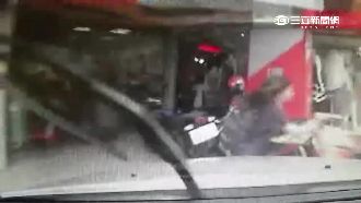 才剛發生車禍　駕駛突倒退嚕再暴衝