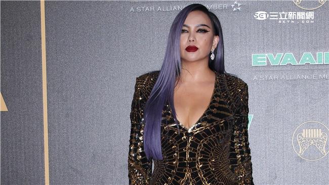 阿密特霸氣「金屬爆乳裝」走紅毯