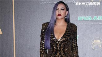 阿密特霸氣「金屬爆乳裝」走紅毯