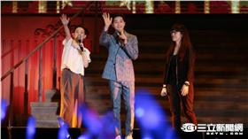 南韓演員宋仲基25日身穿灰藍色西裝，現身台大體育館舉行粉絲見面會，一出場便吸引4200名粉絲瘋狂尖叫。他在見面會上公開了小時候的照片，也談及對於未來的規劃，表示即便30年後沒有人氣了，還是會繼續當演員，且有機會還想跟宋慧喬飾演情侶。（鄭先生攝）