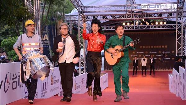 星光／張三李四工人裝走紅毯