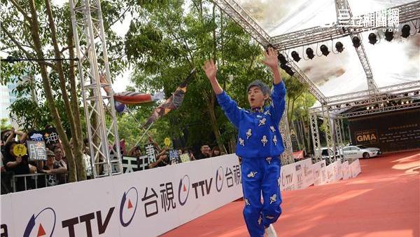 星光／主持人黃子佼一頭灰髮俏皮登場