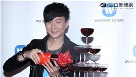 2016金曲歌王林俊傑與張書豪約定如得獎，兩人一起飆歌。（記者邱榮吉/攝影）