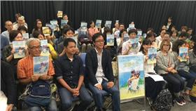 ▲謝長廷看《太陽的孩子》淚崩。（圖／翻攝自鄭有傑臉書） https://www.facebook.com/profile.php?id=100006988320635&fref=ts