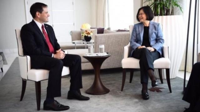 批小英翹腳失禮　蔡正元這下臉腫大了