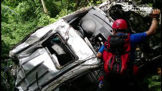 疑過彎會車不慎墜谷　休旅車駕駛身亡