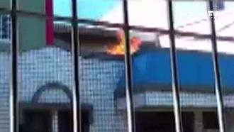 亂燒東西、木板丟下樓　惡鄰居勸不聽