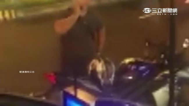 不滿客運變換車道　騎士暴怒槓上司機