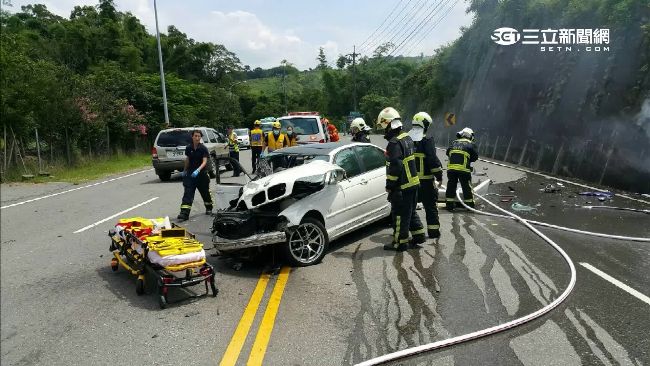 公墓轉彎處相撞　BMW駕駛一度受困