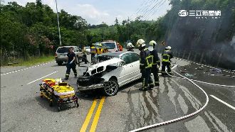 公墓轉彎處相撞　BMW駕駛一度受困