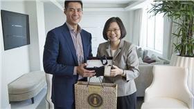 蔡英文見陳偉殷_陳菊臉書