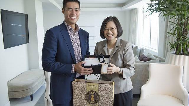 陳菊請小英送高雄特產　還寫信給殷仔