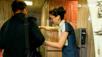 「空嬤」救罷工　敬業戴老花眼鏡上陣