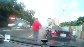 疑不爽起步比他快　惡駕駛逼車毆人