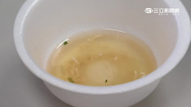 泡麵最後一口湯被倒掉　男要店員歸還