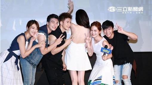 夏如芝露美背辣翻！被炎喬當背板合照