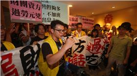 勞工國定七天假與工時案引發爭議，勞工團體27日到工
總大樓抗議，質疑政府與資方密室磋商、財團與官方私
下協議，勞團並衝上工總大樓會議室門口，要求公開辯
論，爆發肢體拉扯。中央社