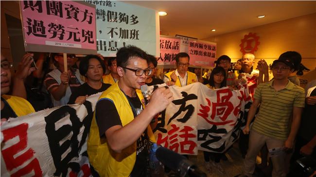 勞團要求辯論國定假　衝工總爆拉扯