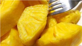 鳳梨（圖／攝影者hotographyplayers, Flickr CC License） https://www.flickr.com/photos/photographyplayers/27300046803/in/photolist-awP8nD-AdPAoC-zYBdei-7onrh4-zYAXUM-9dSK33-AdPEey-Ah67Pz-zjeeFn-AeWq8U-zYvtKG-zYv5dG-zYvmT5-9dSJef-oEgMZS-85YRTz-HApSN8-zjbcA7-9dPEWR-7s2Xsm-zYBzic-9EBAGy-9iQCcy-A8GRE-9dSJBL-8xKGyT-r6P1FP-taw1jx-6uM7bJ-6JkKi8-wFbHsm-E73Sw6-4wN1oR-7bgPHF-wXRtxi-sSZcEG-taANMR-tayARK-wWzw6d-w1rUqK-wWzvVU-w1rUGg-F8AeL8-enMxym-vwjhRP-uLYYHC-uM7DcP-uZvVJF-sgC7LQ-apn864