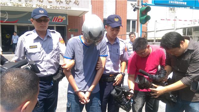 見女店員體弱可欺　無業男持刀搶超商