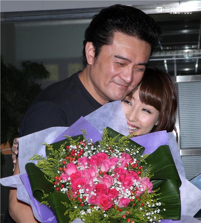 日本AV女優彩美旬果來台與台灣本土戲劇至尊李㼈合拍廣告，李㼈親臨機場甜蜜接機。（記者邱榮吉/攝影）

