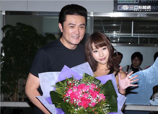 日本AV女優彩美旬果來台與台灣本土戲劇至尊李㼈合拍廣告，李㼈親臨機場甜蜜接機。（記者邱榮吉/攝影）

