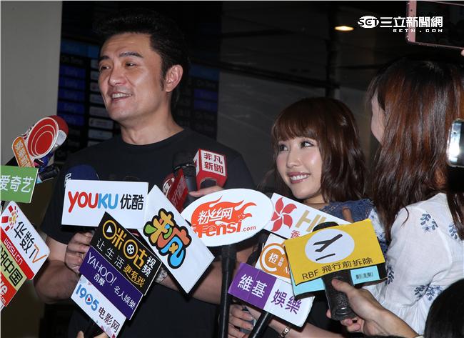 日本AV女優彩美旬果來台與台灣本土戲劇至尊李㼈合拍廣告，李㼈親臨機場甜蜜接機。（記者邱榮吉/攝影）

