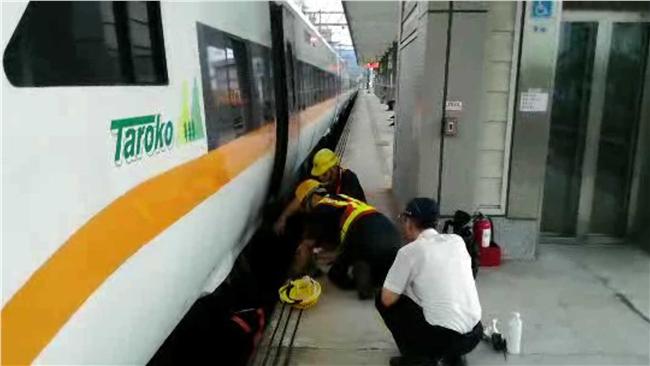 影／太魯閣號險翻覆　普悠瑪緊急救援