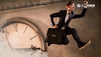 時下最夯！Popu宇珊挑戰漂浮婚紗