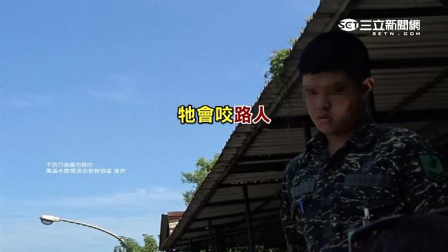 指小白會咬路人　虐狗憲兵遭批畜生