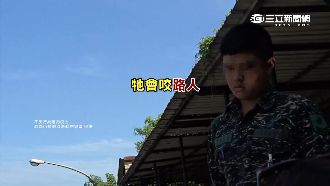 指小白會咬路人　虐狗憲兵遭批畜生