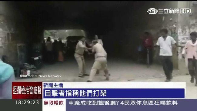 印度警「分贓不均」　竟當街持棍互毆