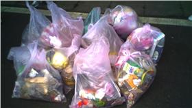 垃圾袋 圖／攝影者張香腸, Flickr CC License https://www.flickr.com/photos/s9011514/2089130312/in/photolist-4bBkE9-mghX25-aMcp7t-qf21ob-4Hwnm1-r5jq9R-rbSUMK-8X4hDE-rbWiiw-9j6C61-nyagVs-r9JzNL-qfe2sv-75h5m7-4eBFpY-egyvJp-4pCcJ4-4pC9Qe-26nxwB-pq3vY8-oTUaLy-qUz4Ep-9j3tQx-cbaXA9-dr68bM-8X4hJA-rc2Pk8-5F3Eix-rbSUjk-7oWw6C-rc2N1p-qUsRqh-oDruvY-c2HTWw-7DhrVh-5SADS2-oDqAfY-7GXGDJ-6B3VKo-jLYYr-rbSU5n-dUxJj3-dUgb1Q-dLT6QS-i8WS4f-bj8Gx-aNNFtr-dJAedj-7jGx3V-qfeeEB