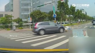 疑A柱遮視線釀禍　輕熟女遭撞捲車底