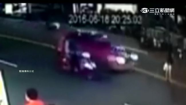 沒走斑馬線　女遭左右兩車撞倒再輾過